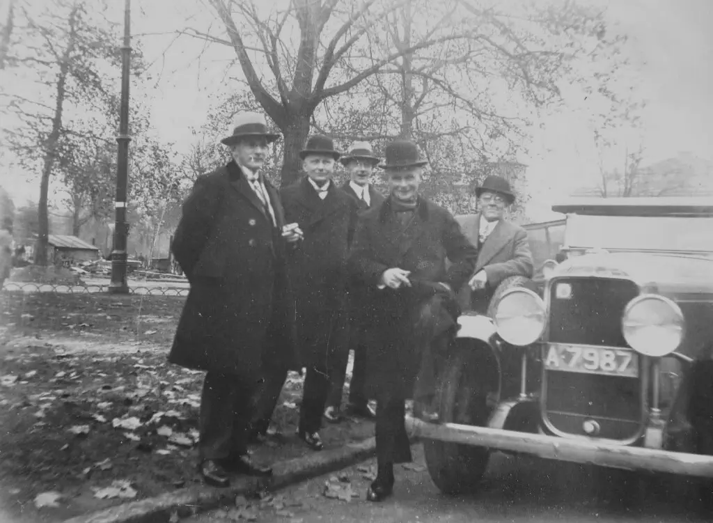 Founder of Woldring Verhuur next to his car